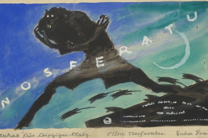 Plakatentwurf zu „Nosferatu“ von Albin Grau, 1922
Das Bild zeigt einen Entwurf für ein Filmplakat zum Stummfilm Nosferatu.
In der Mitte sieht man eine große, schwarze Gestalt. Sie hat einen runden Rücken, lange Arme und läuft mit großen Schritten von links nach rechts. Die Figur ist fast ganz schwarz gemalt.
Im Hintergrund sind blaue und grüne Farben zu sehen. Der Himmel ist dunkelblau, der Boden türkis. In der Luft steht in weißen Buchstaben das Wort NOSFERATU, die Buchstaben verlaufen über das ganze Bild.
Unten rechts sieht man einen Halbmond und mehrere schwarze Ratten, die von rechts nach links springen.
Am unteren Rand steht mit der Hand geschrieben:
„Plakat für Leipziger-Platz. Film Nosferatu. Entw. Grau“
(Entw. steht für „Entwurf“)