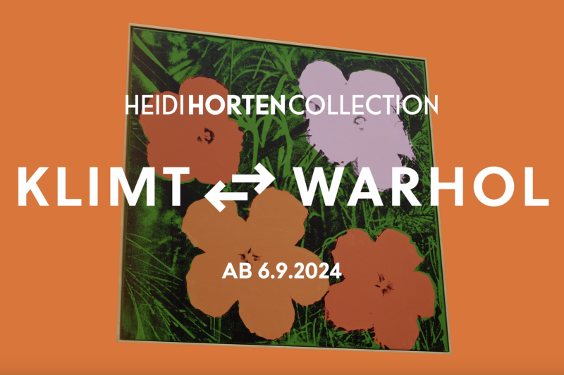 Kunstwerk mit bunten Blumen auf grünem Hintergrund, Titel "Klimt ↔ Warhol", Ausstellung ab 6.9.2024.