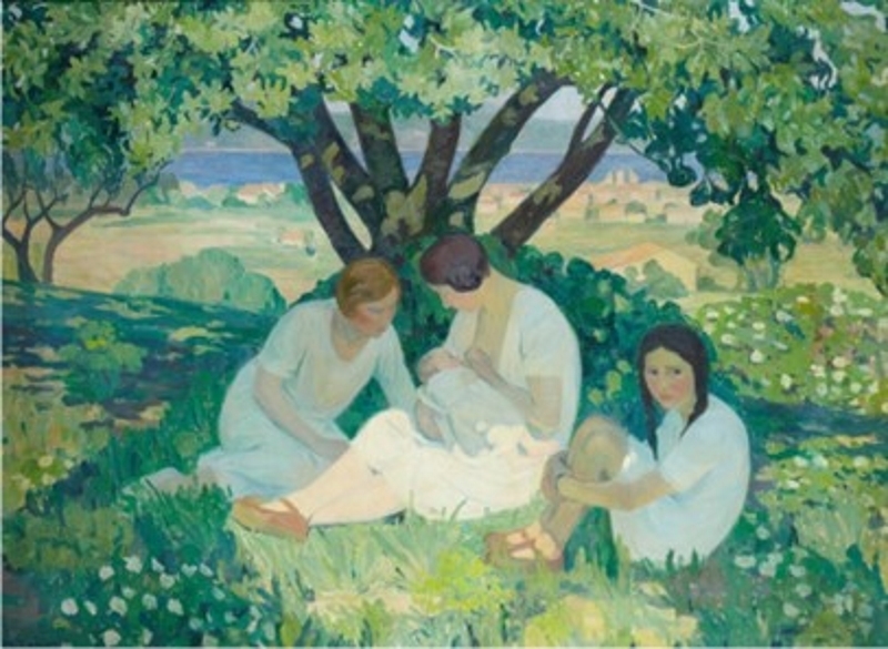 Vier Frauen in weißen Kleidern sitzen unter einem Baum, umgeben von Blumen und einer ländlichen Landschaft im Hintergrund.