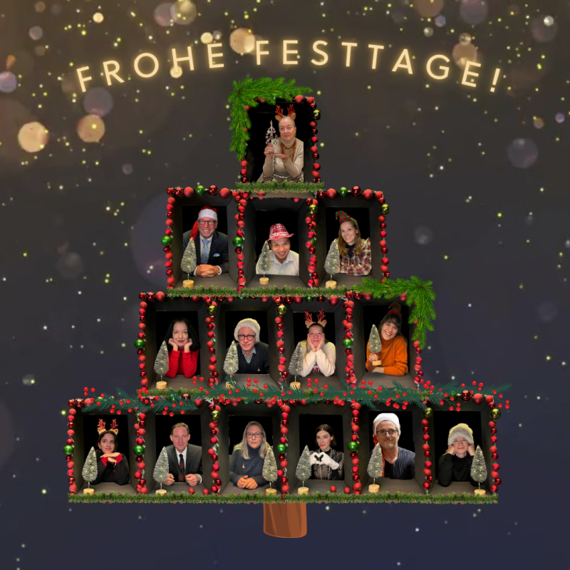 Weihnachtsbaum aus Fotos von Personen in festlicher Kleidung, umgeben von Lichtern und Dekorationen, mit dem Text "FROHE FESTTAGE!"