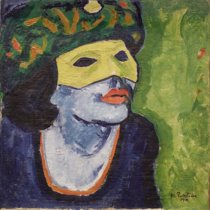 Das Gemälde zeigt den Kopf und Oberkörper einer Frau mit blauer Hautfarbe, leuchtend roten Lippen und einer gelben Maske, die ihre Augen und Nase bedeckt.
Sie trägt ein dunkles Kleid mit einem orangefarbenen Rand am Ausschnitt und hat schwarzes, gewelltes Haar, das unter einem bunten Turban oder Kopfschmuck hervortritt.
Der Hintergrund ist grün mit sichtbaren Pinselspuren und einigen roten Akzenten.
Die Pinselstriche sind grob und kräftig – typisch für den Expressionismus.
Das Bild ist unten rechts signiert: „Pechstein 1910“.