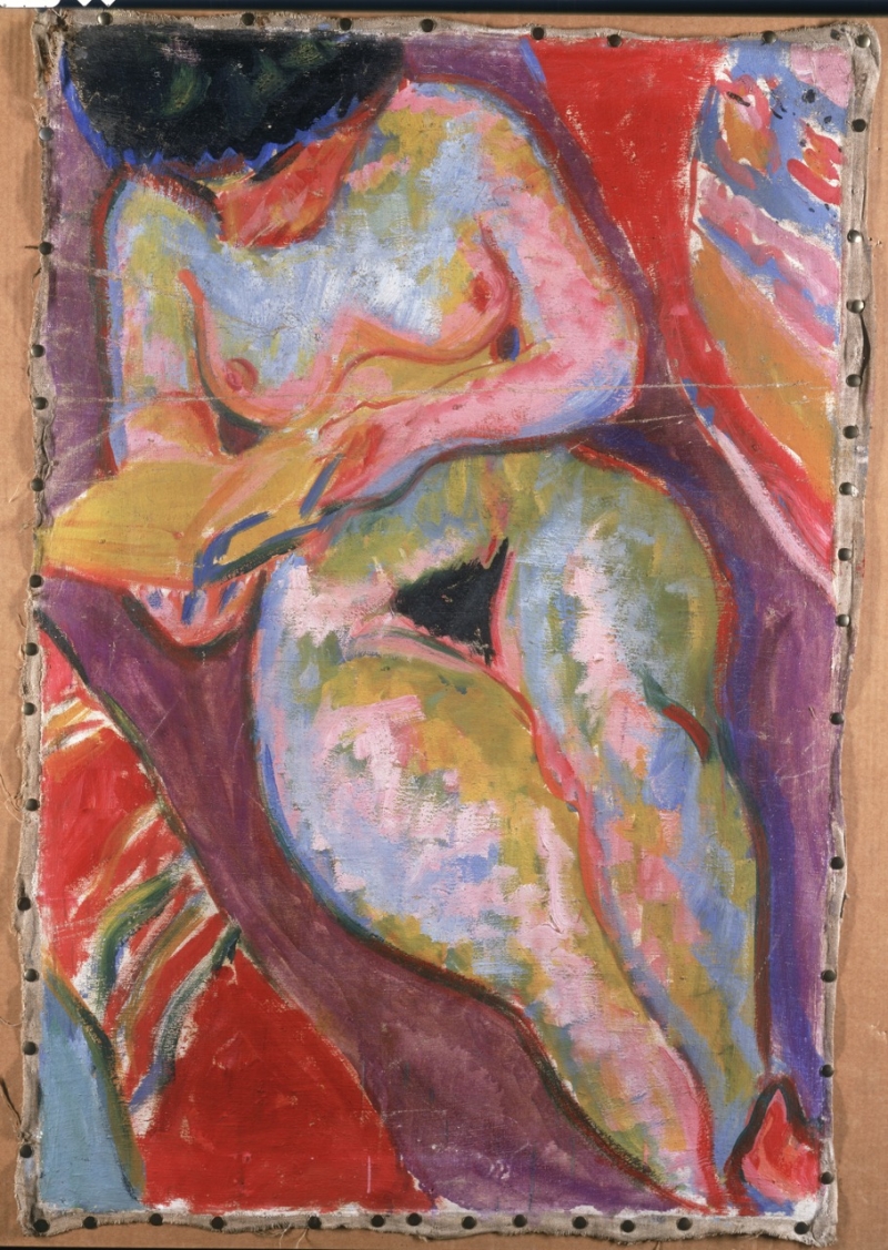 Nackte Frau sitzt mit einem Buch auf einem bunten Hintergrund in lebhaften Farben.