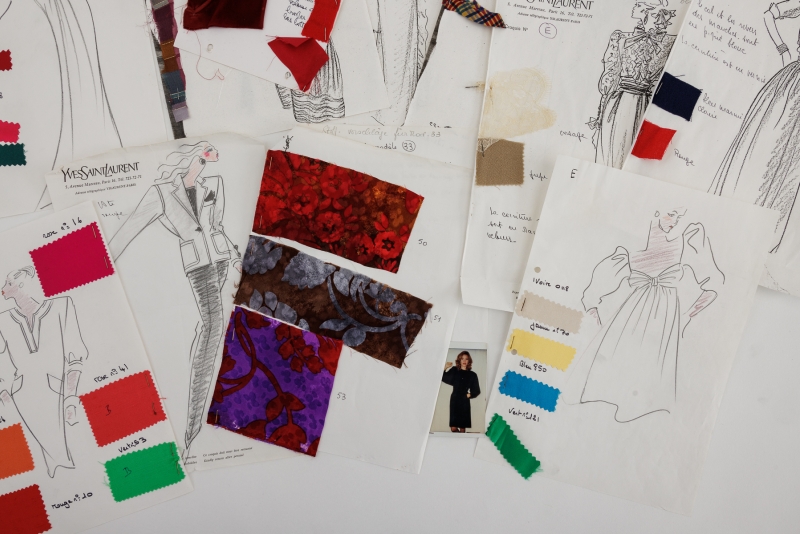 Stapel aus Modezeichnungen, Stoffmustern und Farbproben, darunter Skizzen von Yves Saint Laurent.