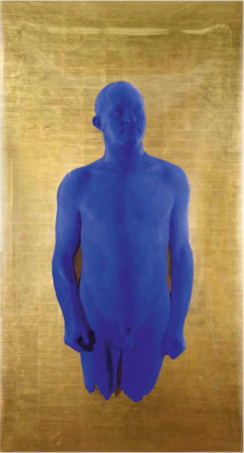 Nackte, blaue Figur auf goldenem Hintergrund, stehend mit neutralem Gesichtsausdruck und leicht gespreizten Armen.