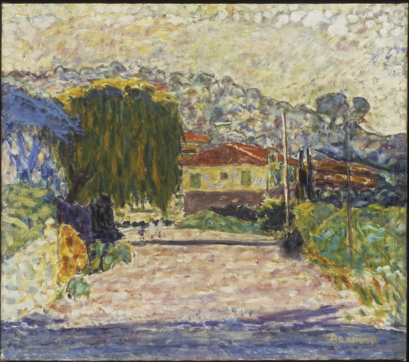 Landschaft mit einer Straße, umgeben von Bäumen und Häusern in sanften Farben, unter einem bewölkten Himmel.