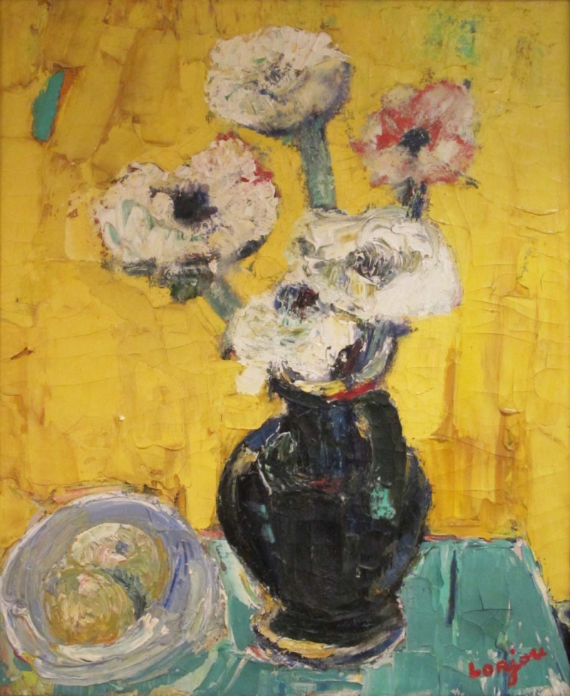 Vase mit weißen und roten Blumen vor gelbem Hintergrund, daneben eine blaue Schale mit zwei Früchten.