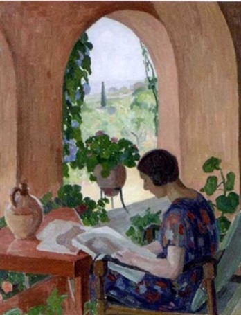 Frau in blauer Bluse sitzt an einem Tisch, liest eine Zeitung, umgeben von Pflanzen und Blick auf die Landschaft.