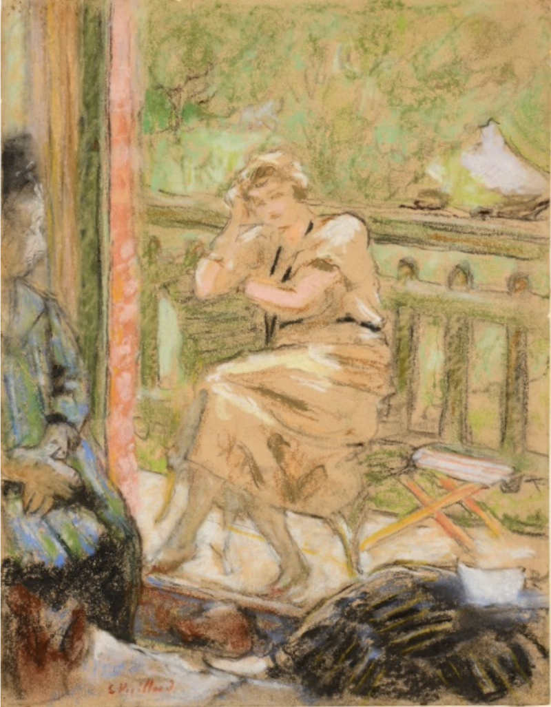 Frau in beiger Kleidung sitzt nachdenklich auf einer Veranda, umgeben von grüner Natur und einem anderen Menschen.