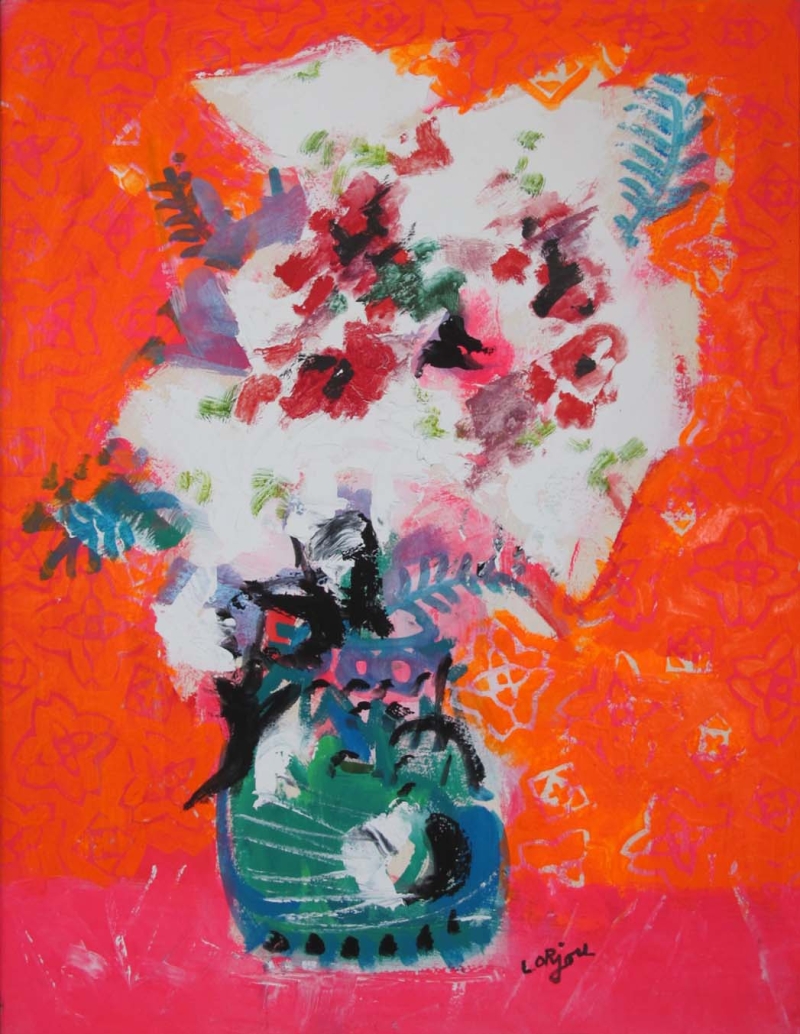 Bunte Vase mit Blumen auf leuchtend orangefarbenem Hintergrund, umgeben von floralen Mustern.