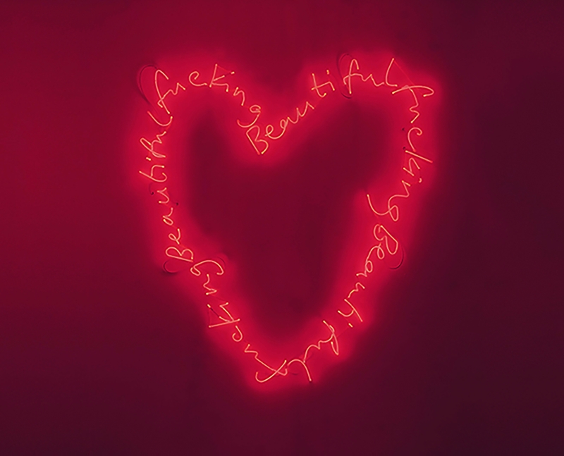 Neonrotes Herz aus Schriftzügen "Fucking Beautiful" auf pinkem Hintergrund.