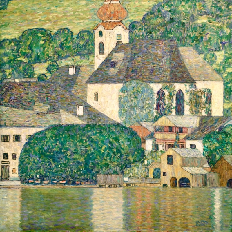 Auf dem Bild sieht man die Kirche in Unterach am Attersee.
Das Gemälde ist von Gustav Klimt.
Man sieht eine weiße Kirche und viele grüne Bäume drum herum.
Davor stehen kleine Häuser mit Dächern in verschiedenen Formen.
Unten im Bild ist das Wasser des Attersees, in dem sich die Gebäude leicht spiegeln.
Die Farben sind grün, gelb, braun und blau – alles wirkt ruhig, warm und sommerlich.
Klimt hat mit vielen kleinen, bunten Pinselstrichen gearbeitet.