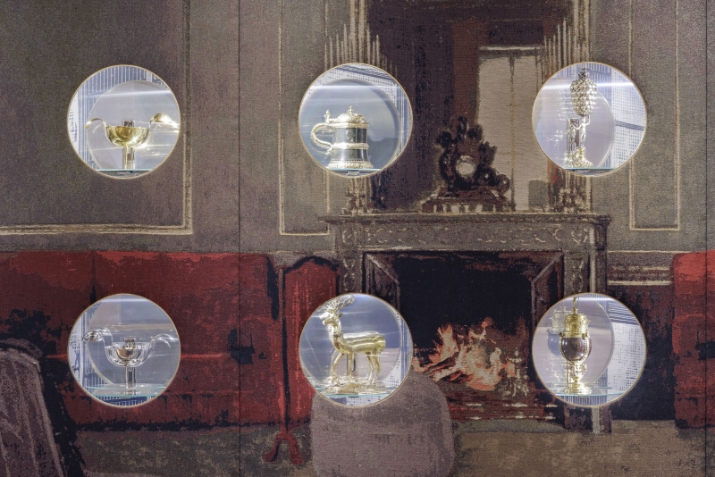 The photo shows the showcase wall in the Tea Room of the Heidi Horten Collection Museum in Vienna.
This showcase wall was designed by Markus Schinwald. Behind it are small, precious objects from Heidi Horten's collection.