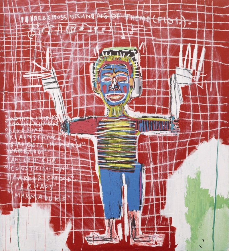 Auf dem Bild sieht man eine bunte Figur mit erhobenen Armen.
Sie steht vor einem roten Hintergrund mit weißen Linien, die wie ein Gitter oder ein Notenblatt aussehen.
Die Figur ist mit kräftigen Farben gemalt:
der Kopf ist blau, das Shirt gestreift, die Hose blau.
Das Gesicht wirkt stark, laut und lebendig, wie eine Maske oder ein Comic-Kopf.
Oben im Bild steht in weißer Schrift:
„Red Cross Beginning of Theme (Fig. 1.)“ –
dazu sieht man Notenzeilen und viele Wörter.
Links stehen Titel von Jazz-Stücken des Musikers Charlie Parker.
Das Kunstwerk verbindet Musik, Straßenkunst und persönliche Gefühle.
Basquiat hat hier seine Wurzeln, seine Vorbilder und seine Sicht auf die Welt dargestellt.
Man erkennt Einflüsse von Pop Art, Graffiti, Neo-Expressionismus und Haitianischer Kultur.
Es ist eine Hommage an das Leben in New York, laut, wild, kreativ.