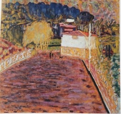 Blick auf einen ruhigen Fluss mit Ufervegetation und einem weißen Gebäude im Hintergrund, umgeben von bunten Bäumen.