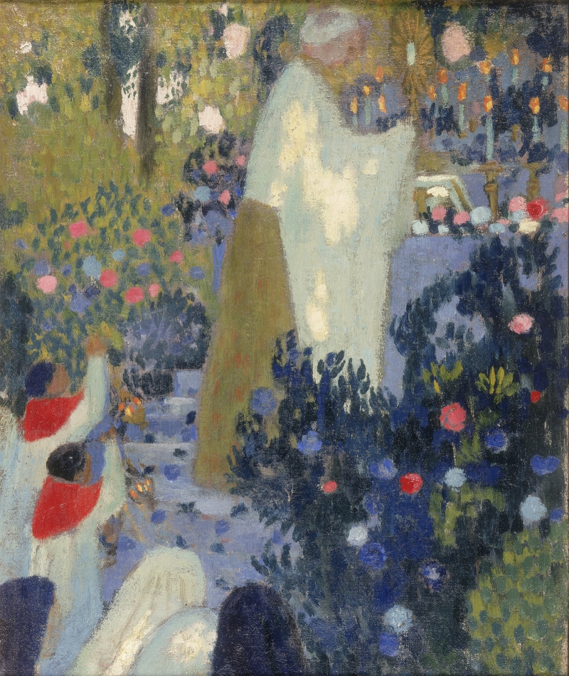 Eine feierliche Szene im Garten mit einer Person in weißer Kleidung, umgeben von bunten Blumen und betenden Menschen.