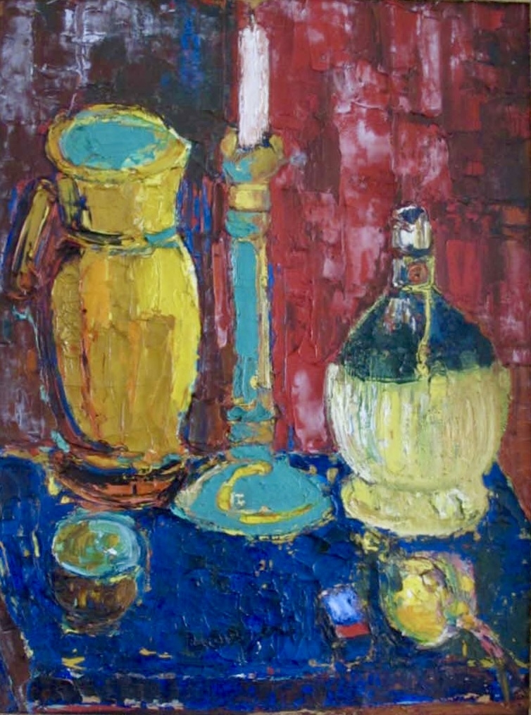 Bunte Stillleben mit einer gelben Kanne, Kerzenständer, einer Lampe und einer kleinen Schale auf einem blauen Tisch.