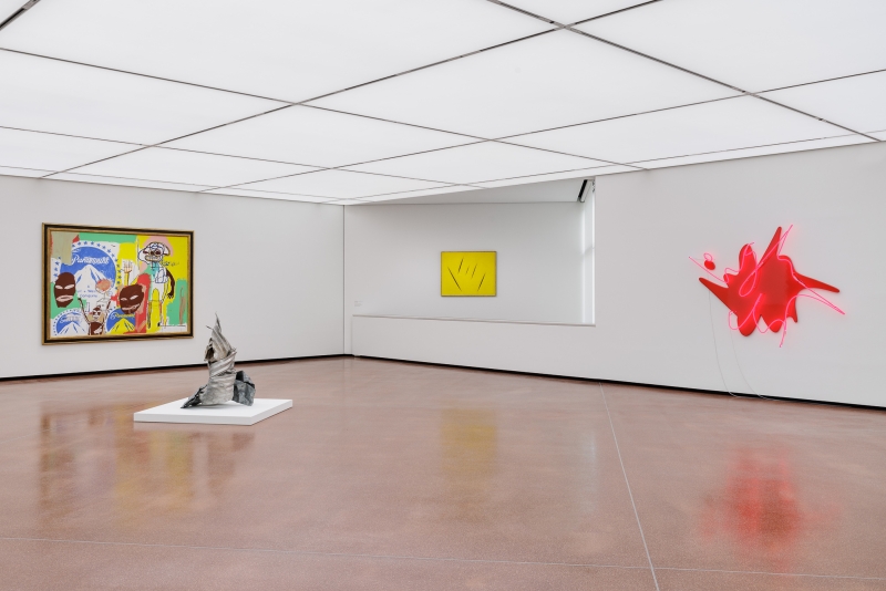 Moderne Galerie mit bunten Gemälden, einer Skulptur und einer leuchtenden Neoninstallation.