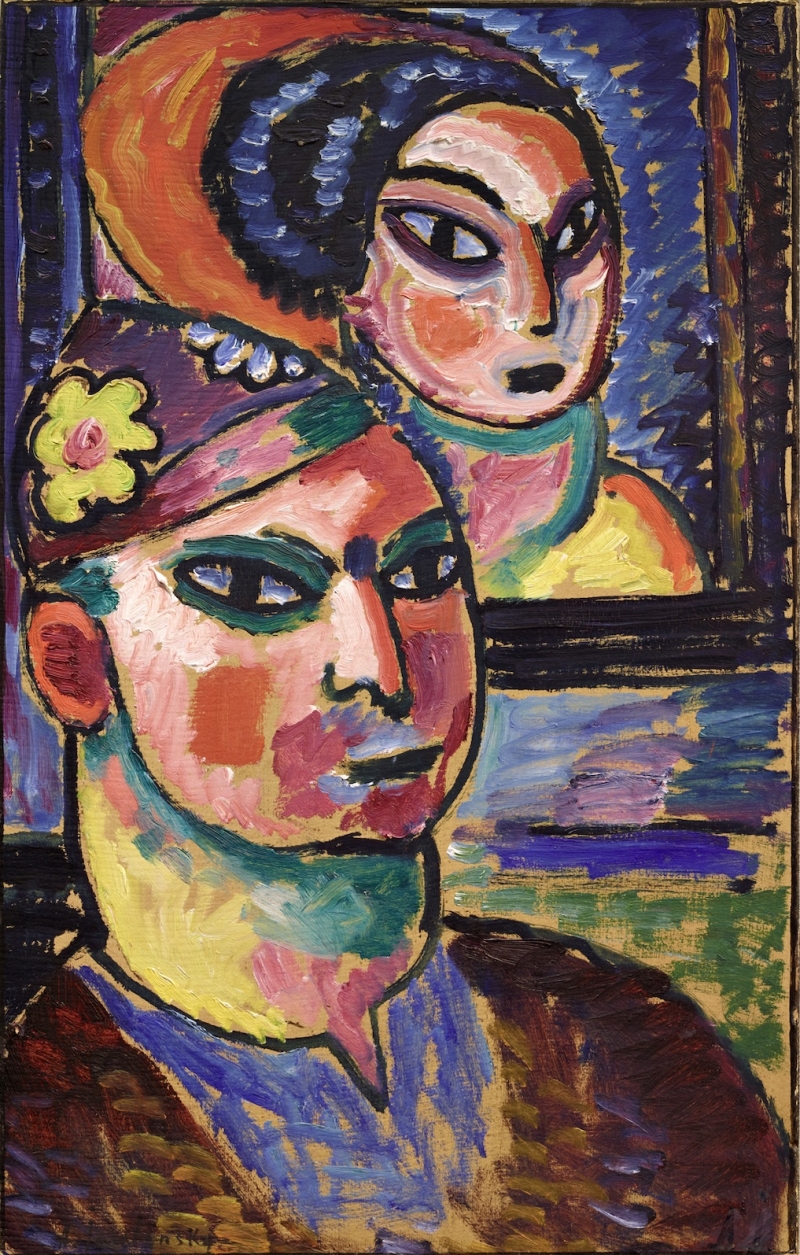 Das expressionistische Gemälde zeigt zwei stilisierte Porträts: Im Vordergrund ist ein männliches Gesicht mit stark betonten schwarzen Augen, roten und rosafarbenen Wangen sowie grün-blauen und gelben Farbflächen zu sehen. Die Konturen des Gesichts sind dick und schwarz umrissen. Der Blick ist ernst und geradeaus gerichtet. Auf dem Kopf trägt die Figur eine Kappe mit einer gelben Blume an der Seite.
Im Hintergrund ist ein zweites Gesicht – vermutlich eine Frau – in einem rechteckigen Rahmen dargestellt, als sähe man ein Bild im Bild oder eine Spiegelung. Auch ihr Gesicht ist flächig und expressiv mit kräftigen Farben gemalt: rosa, orange, grün und blau dominieren. Beide Figuren haben große mandelförmige Augen mit dunklen Umrandungen. Der Hintergrund ist farbintensiv und lebendig – mit Pinselstrichen in Blau, Violett und Goldocker.
Die Malweise ist energisch, mit sichtbaren Pinselzügen und kontrastreichen Farbflächen. Die Darstellung wirkt bewusst unnatürlich, symbolisch und emotional aufgeladen – typisch für den Expressionismus um 1912.