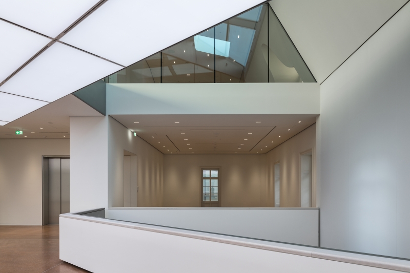 Moderne Innenarchitektur mit hellen Wänden, Glasdetails und einem offenen Raumkonzept.