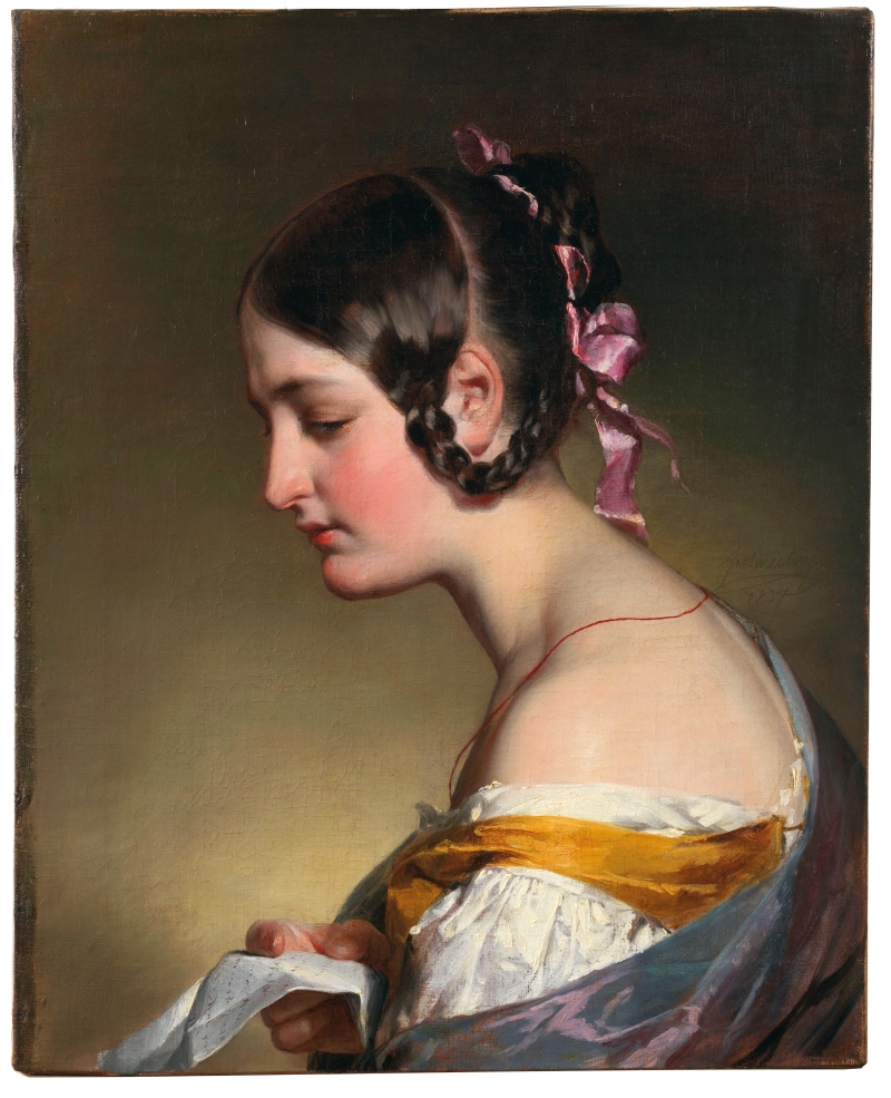 Junge Frau mit Zopf und rosa Schleife, hält ein Papier, seitlicher Blick, sanfte Farben im Hintergrund.