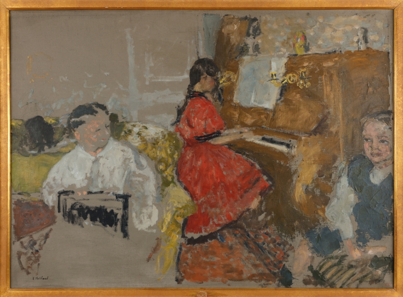 Mädchen in rotem Kleid spielt Klavier, Junge mit Akkordeon sitzt auf Sofa, weiterer Junge lächelt im Vordergrund.