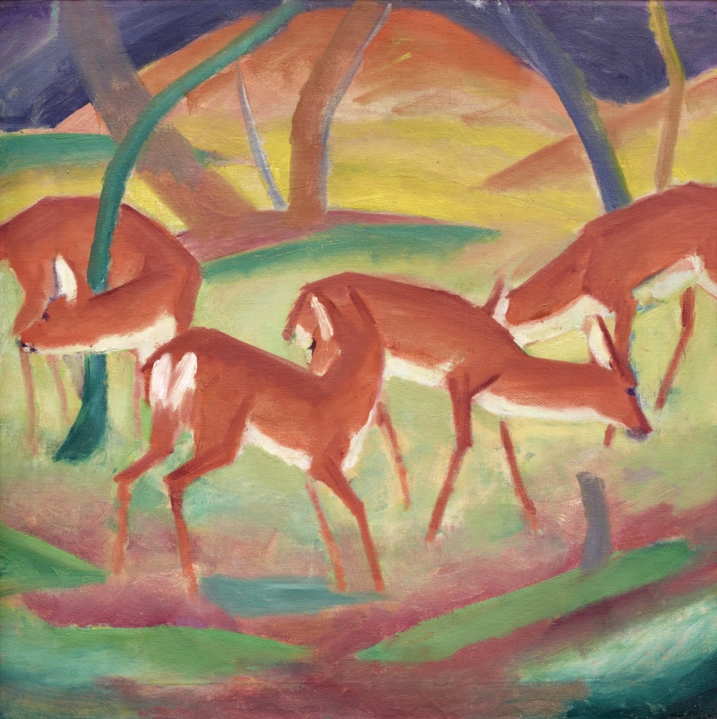 Auf dem Bild sieht man vier rote Rehe, die in einer bunten Landschaft stehen und grasen. Die Rehe haben schlanke Körper, lange Beine und sind in kräftigem Rotbraun gemalt.
Der Hintergrund ist nicht naturgetreu: Der Boden ist in Grün-, Rosa- und Violetttönen gehalten, die Bäume sind blau, grün und lila. Auch der Himmel oder das Licht scheint in warmer, gelber Farbe zu leuchten.
Franz Marc hat hier keine realistische Waldszene gemalt. Stattdessen zeigt er die Rehe in einer traumhaften, fast magischen Welt, in der die Farben Gefühle und Stimmungen ausdrücken.
Die Komposition wirkt ruhig und fließend.