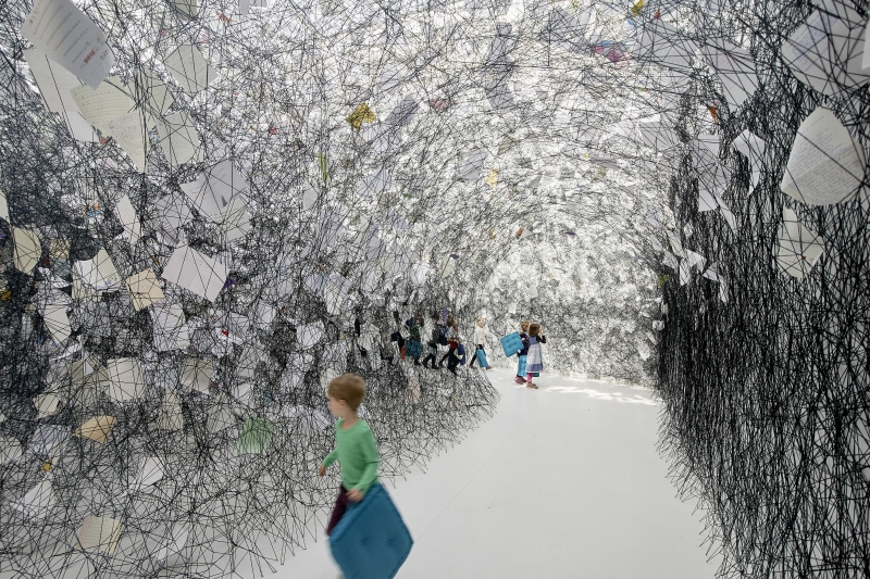 Chiharu Shiota, A Long Day, 2015
Installationsansicht K21-Kunstsammlung Nordrhein-Westfalen, Düsseldorf
Foto © Sunhi Mang / Bildrecht 2025