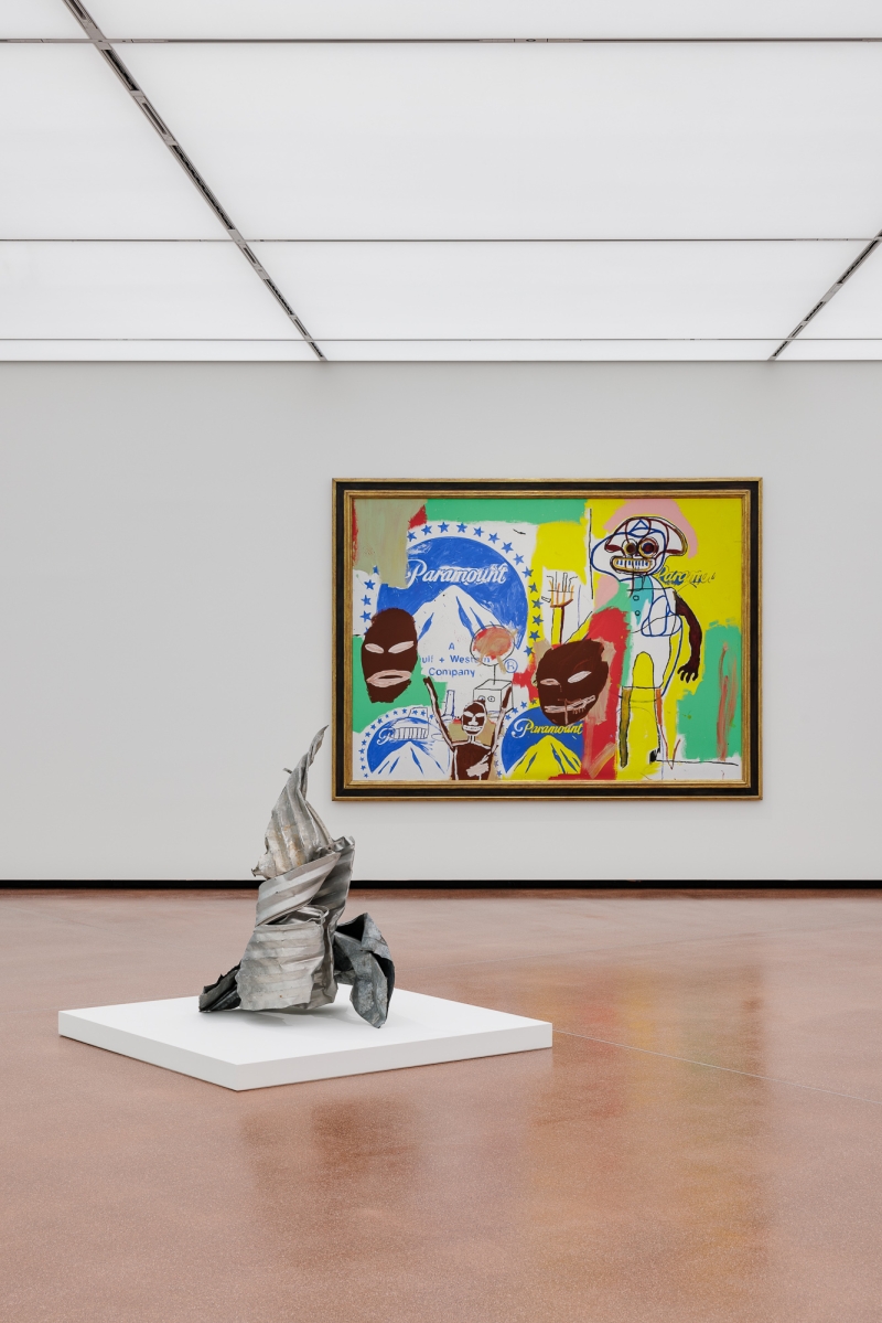 Moderne Galerie mit einer abstrakten Skulptur und einem bunten Gemälde im Hintergrund.