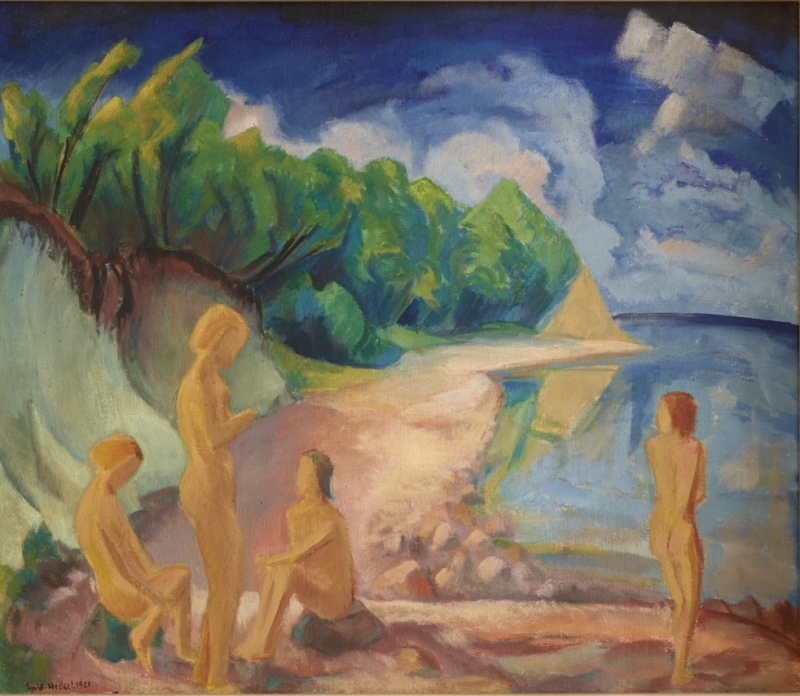 Fünf nackte Figuren am Ufer eines Gewässers, umgeben von Bäumen und einem blauen Himmel mit Wolken.