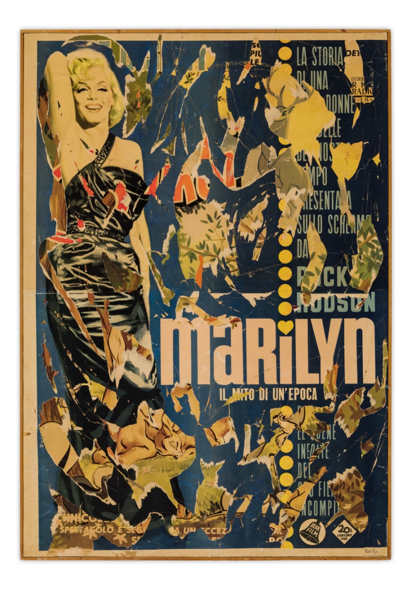 Plakat mit einer abgebildeten Marilyn Monroe in einem schwarzen Kleid, umgeben von bunten, zerfetzten Elementen und Text.