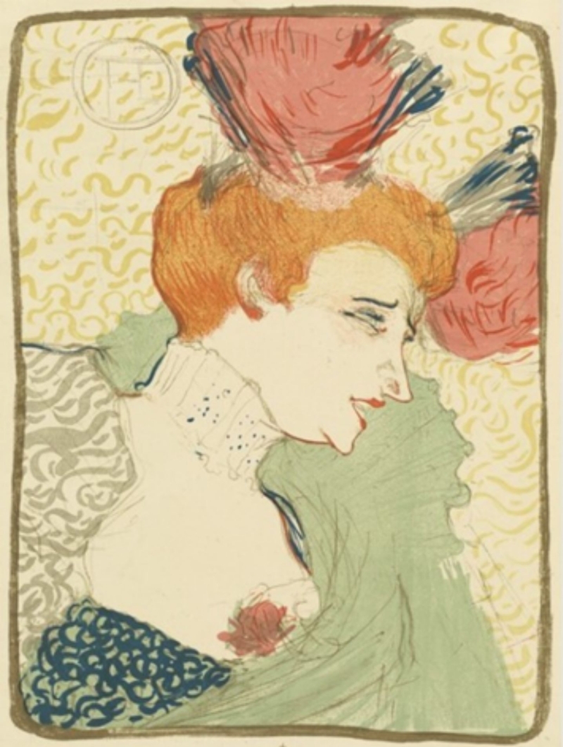 Porträt einer Frau mit orangefarbenem Haar, buntem Kopfschmuck und elegantem Kleid, vor einem gemusterten Hintergrund.