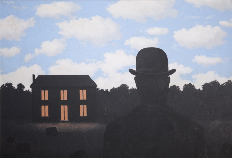 Mann mit Zylinder blickt auf ein dunkles Haus mit beleuchteten Fenstern vor einem wolkigen Himmel.