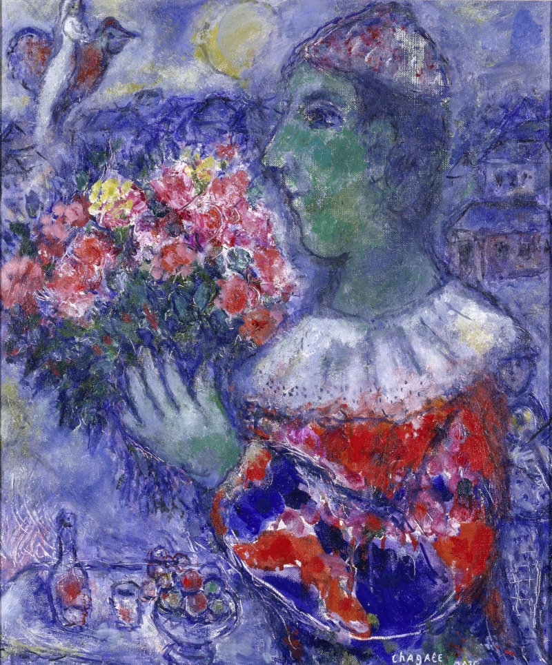 The picture shows a clown holding a large bouquet of flowers in his hands. He is wearing a colorful costume in red, white and blue with a wide collar. His face is green.

 In his hand he is holding colorful flowers in pink, red and yellow.

At the bottom left is a table with a bottle and glasses, perhaps with wine or juice. Above the clown flies a bird and a white figure in the sky - the white figure stands for Marc Chagall's great love Bella Rosenfeld.

The background is bright blue and purple. Small houses can be seen in the background and a yellow sun in the sky.

The picture appears playful, dreamy and a little mysterious - typical of Marc Chagall, who liked to combine magic, fantasy and emotions.