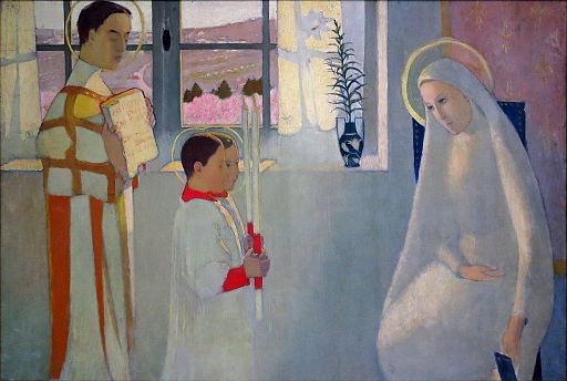 Zwei Jungen in liturgischen Gewändern stehen vor einer Maria-Statue, die in einem hellen Raum mit Fenster und Pflanzen sitzt.