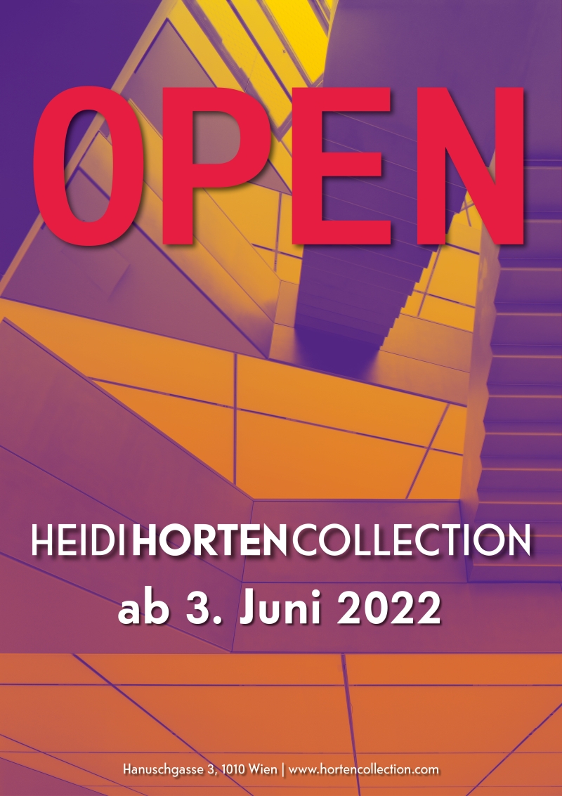Auf dem Bild sieht man ein Plakat zur Eröffnung der Heidi Horten Collection in Wien.
Ganz oben steht in großen roten Buchstaben das Wort „OPEN“ – also "offen" bzw. "geöffnet"
Darunter steht:
„HEIDI HORTEN COLLECTION – ab 3. Juni 2022“.
Das zeigt den Starttermin der ersten Ausstellung im neuen Museum.
Im Hintergrund sieht man die moderne Architektur des Museums.
Treppen, Wände und Decken sind in bunten Farben eingefärbt –
Orange, Lila, Gelb und Rosa.
Unten am Rand steht die Adresse des Museums:
Hanuschgasse 3, 1010 Wien
und die Website: www.hortencollection.com