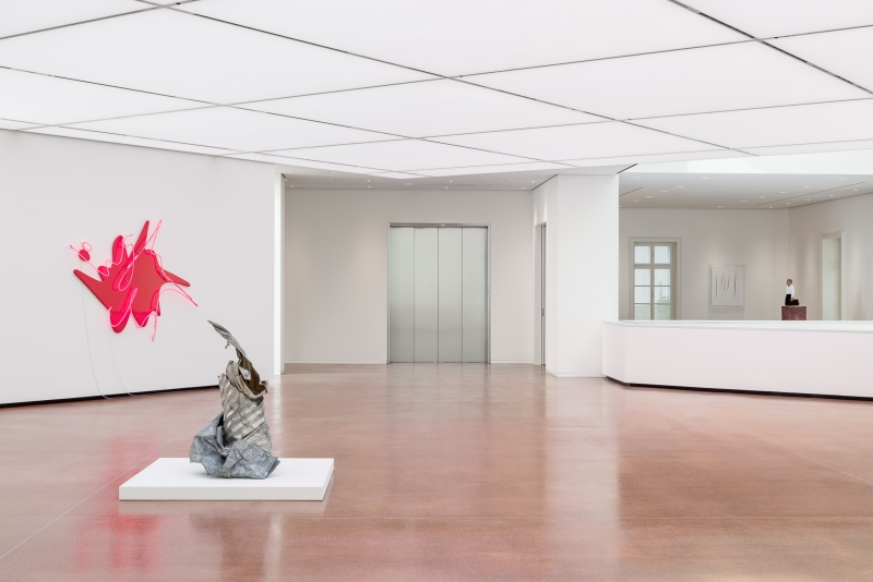 Moderne Galerie mit pinker Wandinstallation und abstrakter Skulptur auf einem weißen Podest. Helle, minimalistische Architektur.