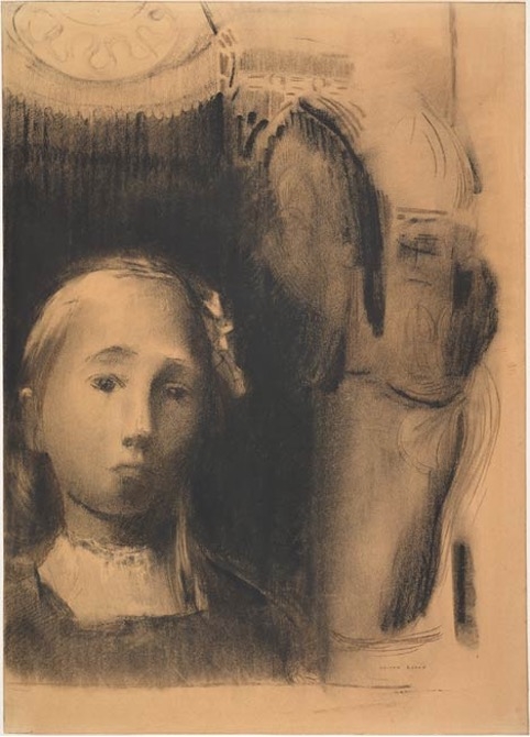 Junges Mädchen mit nachdenklichem Ausdruck in einem Innenraum, umgeben von schattigen Formen und Linien.