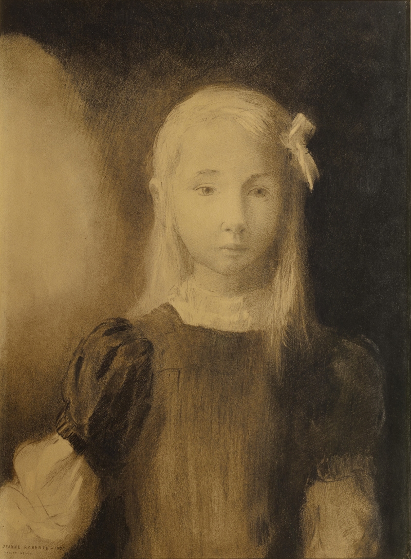 Porträt eines Mädchens mit blonden Haaren und einer Schleife, in einem dunklen Hintergrund, mit sanften Lichtakzenten.