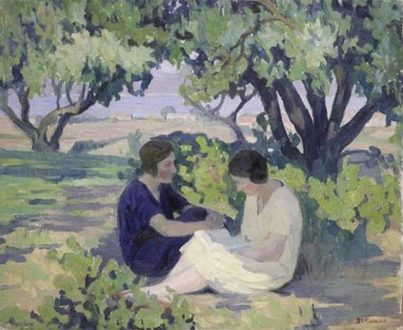 Zwei Frauen sitzen unter einem Baum, umgeben von grüner Vegetation, während sie miteinander sprechen und lesen.