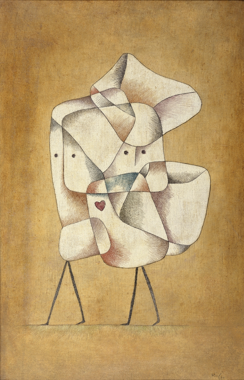 Das Bild zeigt zwei Figuren, die ganz nah beieinander stehen. Sie sind aus hellen, ineinander verschlungenen Flächen aufgebaut. Die Formen sind in Beige mit ein wenig Braun, Rot und Grau. Die Gesichter sind nur angedeutet: Zwei schwarze Punkte pro Figur stellen die Augen dar. Beide Figuren haben dünne, gerade Beine – wie Striche. Besonders auffällig ist ein kleines rotes Herz in den Figuren. Es macht das Bild zärtlich und persönlich. Der Hintergrund ist in warmer, erdiger Farbe gehalten – ruhig und gleichmäßig. Der Titel „Geschwister“ passt gut: Die Figuren wirken verbunden, fast wie eine Einheit. Man spürt Nähe, Vertrauen und Zusammenhalt – ganz still und zart.