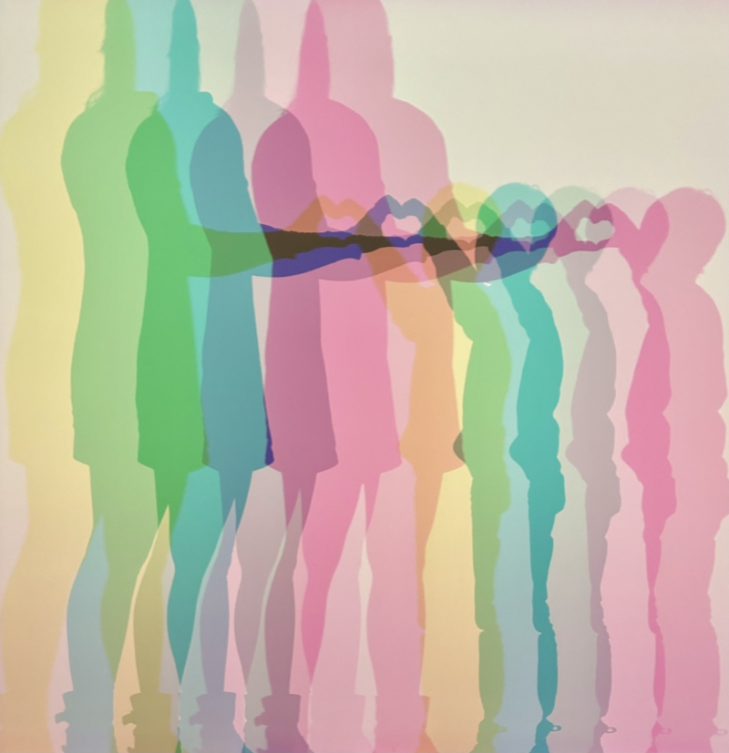 Bunte Silhouetten von Personen, die mit Händen ein Herz formen, vor einem hellen Hintergrund.