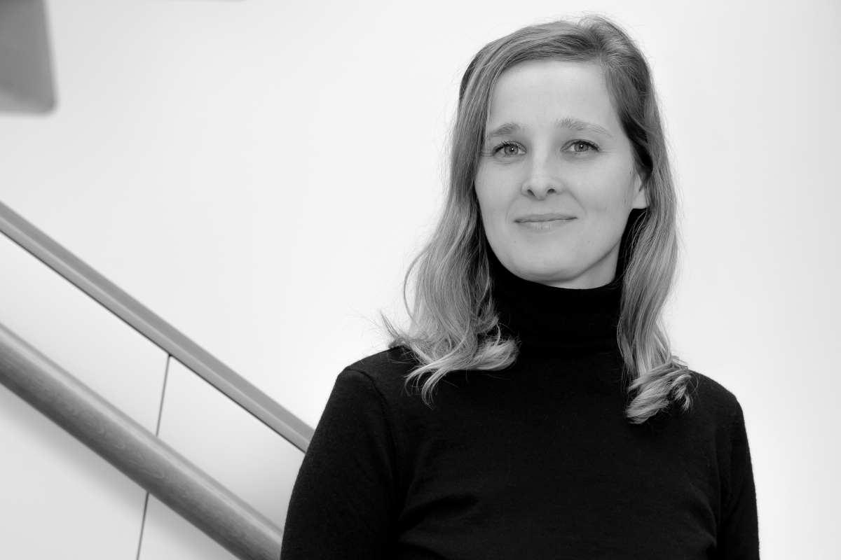 Zu sehen ist Kuratorin Véronique Abpurg. Das Foto ist schwarz-weiß.