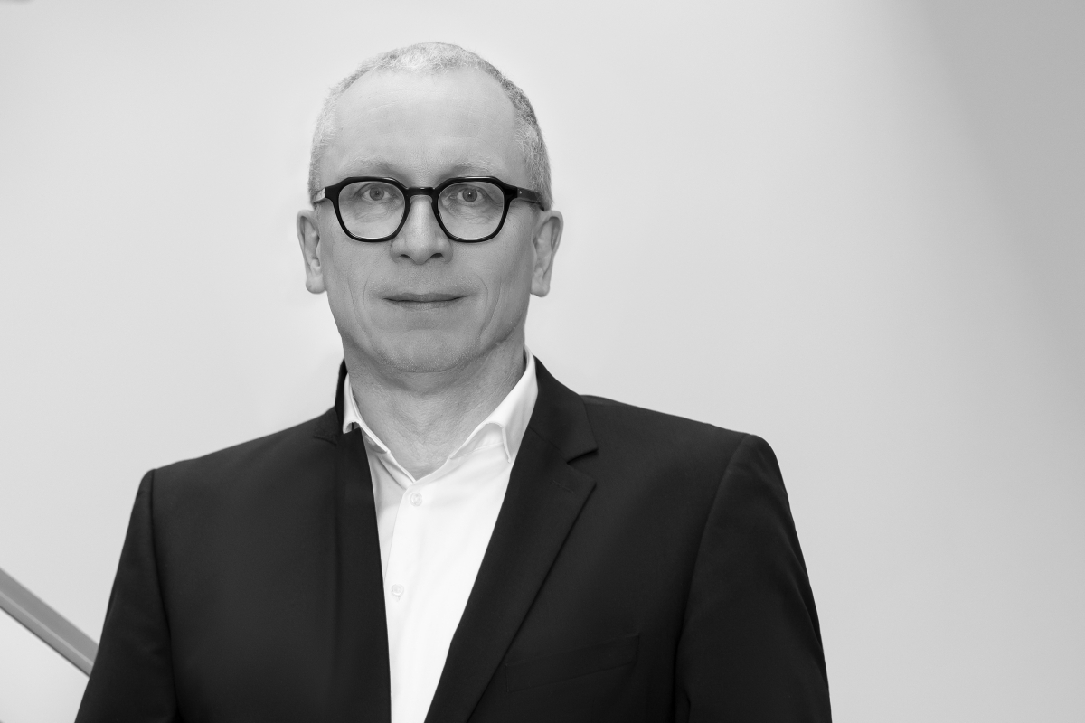 Zu sehen ist Chefkurator Rolf H. Johannsen. Das Foto ist schwarz-weiß.