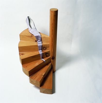 Holzspiraltreppe mit breiten Stufen und einem vertikalen Pfosten, dekoriert mit einem grauen Band.