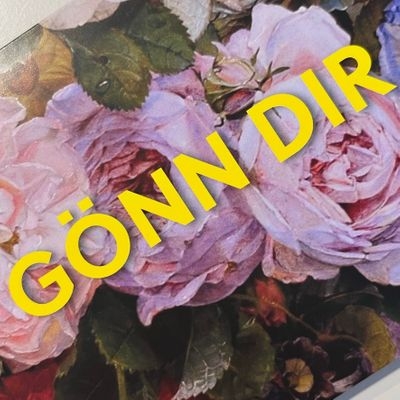 Bunte Rosen in verschiedenen Farbtönen mit dem Text "GÖNN DIR" in großer, gelber Schrift.