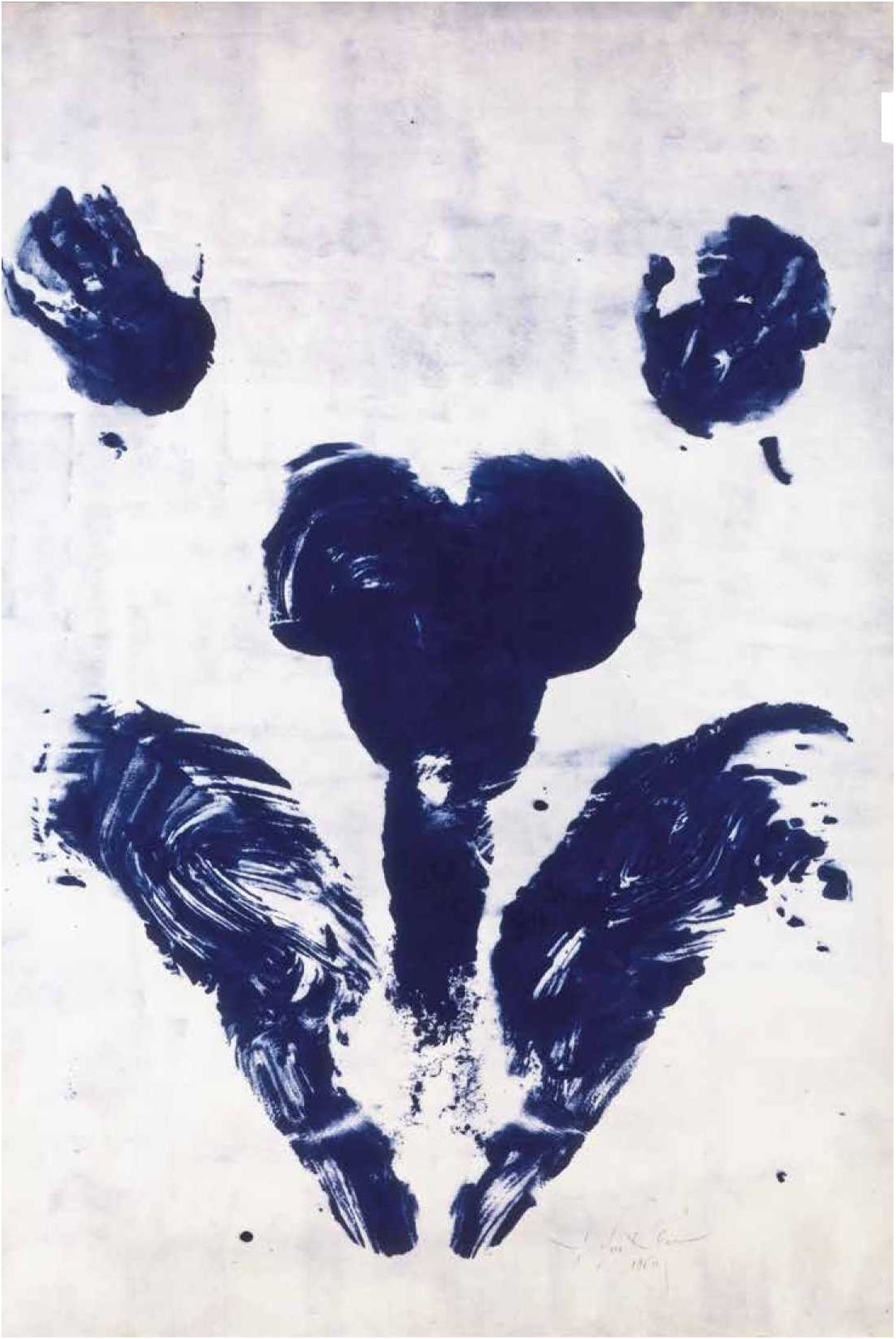 Abstrakte Komposition in Blau auf hellem Hintergrund, mit organischen Formen, die an eine Gesichts- oder Körperdarstellung erinnern.