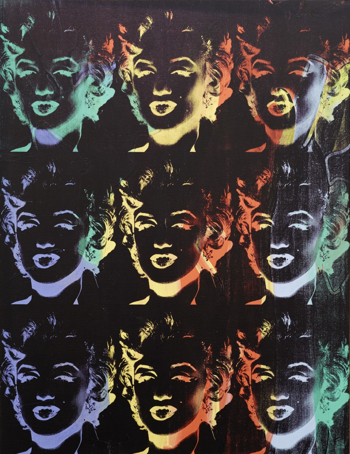 Neun stilisierte Porträts einer Frau mit blonden Haaren, in verschiedenen Farben auf schwarzem Hintergrund angeordnet.