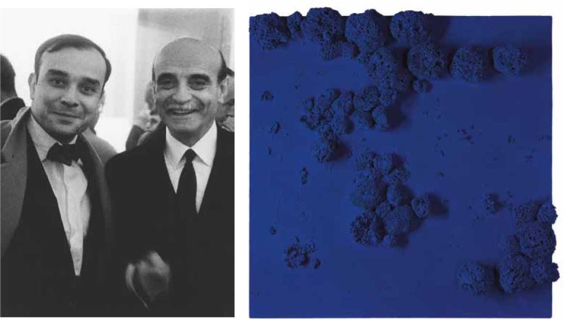 Yves Klein (links) und Lucio Fontana (rechts)  in Anzügen lächeln in einem Schwarz-Weiß-Foto; rechts eine blaue Fläche mit strukturierten, dunklen Punkten.