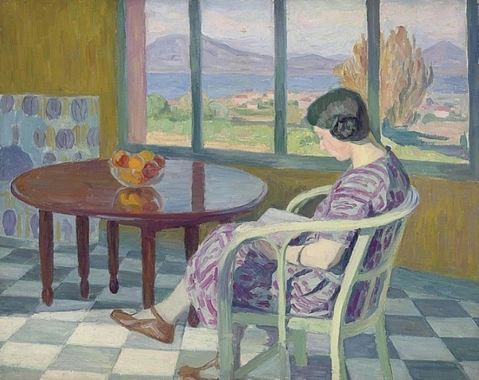 Frau in lila Kleid sitzt lesend in einem Stuhl, Blick aus dem Fenster auf Landschaft mit Bergen und Obstschale.