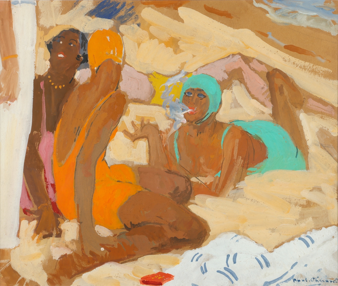 Drei Frauen in bunten Badeanzügen entspannen am Strand, umgeben von Sand und Wellen. Eine raucht.